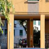 Entriamo nel complesso attraverso un portico color ocra che si affaccia su via Magna Grecia